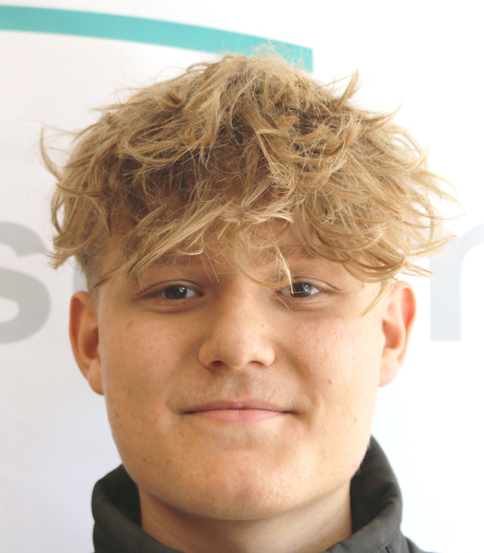 Max Yanik, Auszubildender Maurerhandwerk